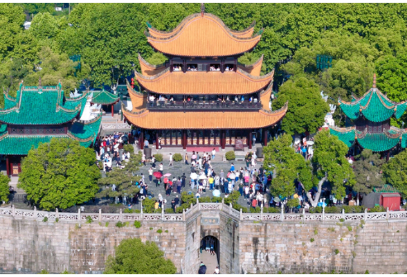 游人如织 岳阳楼景区“五一”首日接待游客15万人次