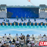 岳阳：汨罗首部原创情景舞剧《一舟千年》璀璨亮相龙舟赛开幕式