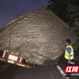 32吨货物倾斜 岳阳高速路管员紧急施救
