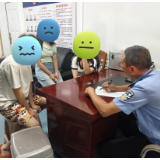 危险！4名未成年人“叠”骑一辆共享电动自行车！
