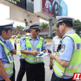 “百日攻坚”进入攻坚拔寨阶段 岳阳交警严查道路违规停车乱象