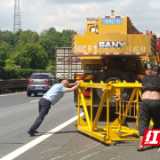 路企民协同除险，过路吊车司机暖心相助“吊”走800斤“拦路虎”