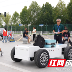 机器狗领路、自动驾驶接送，岳阳临港高新区这所学院新生报到赢麻了