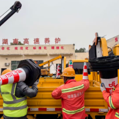 迎战冰雪！岳阳高速3600吨融雪剂、113台设备严阵以待