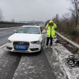 风雪高速上的 “暖心外套”!湖南高速岳阳分公司紧急救援孕妇与老人