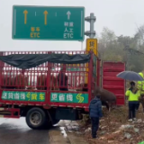岳阳高速：湘阴东收费站紧急处置货车故障 助司机转运黄牛解困
