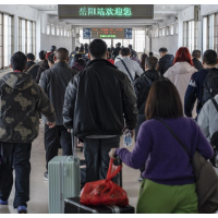 新春走基层·组图丨在岳阳车站,邂逅返程路上的“小美满”