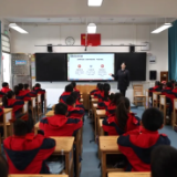 开学第一课 法治伴成长——君山法院送法进校园筑牢安全防线