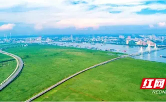 从泥泞到坦途，君山三十年路在脚下