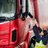 一枚青团，一件雨衣！岳阳高速收费站的“清明温度”