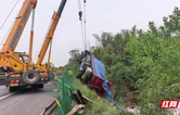 岳阳高速：凌晨货车翻落护栏 临湘管理所火速救援