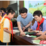 踮起脚、举起手、抱书跑，“笨狼妈妈”汤素兰被汨罗娃娃团团围住