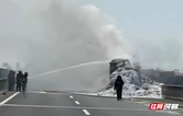 8吨“工业味精”高速起火 岳阳高速多部门联合紧急化险