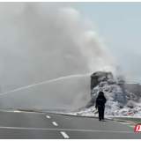 8吨“工业味精”高速起火 岳阳高速多部门联合紧急化险