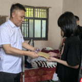 中国石化岳阳石油平江县公司走进平江县第八中学开展爱心助学活动