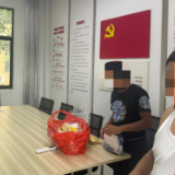 “路灯”下的“临时家人”：迷路老人的石首归途，从君山收费站开启