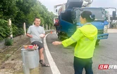 岳阳高速暖心护航夏收！湘阴东收费中心温情帮扶滞留农机手