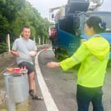 岳阳高速暖心护航夏收！湘阴东收费中心温情帮扶滞留农机手