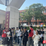 汨罗市白塘镇:绿书签宣传点摆到校门口,放学路上开讲“护苗”课