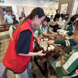 岳阳市第二中学学子走进岳阳市中医医院 沉浸式研学感受中医药国粹