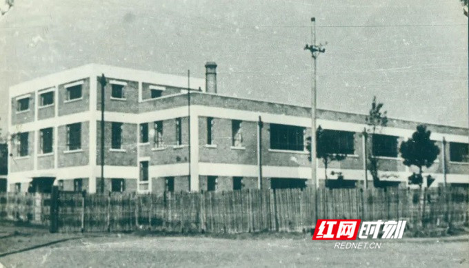 1948年修复好的灯泡厂房，后用作金工及装配工场。_副本.jpg