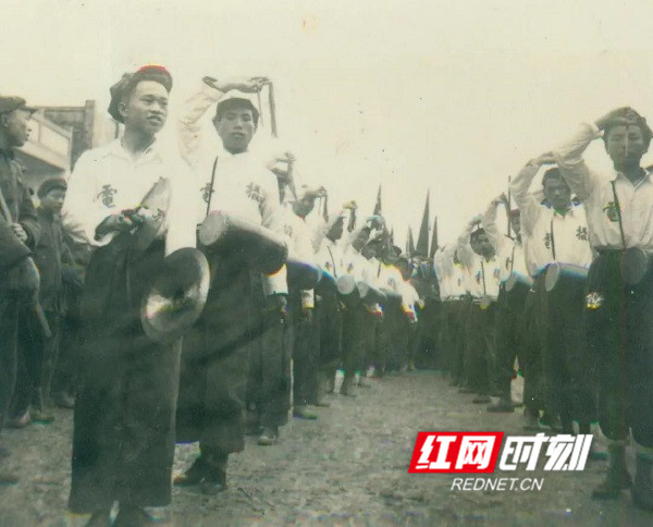 1949年8月15日，湘电职工敲锣打鼓迎接解放军。_副本.jpg