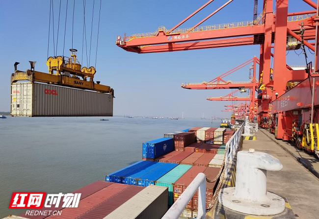 城陵矶新港公司在长江沿线首个实现司机自主装卸船。.png