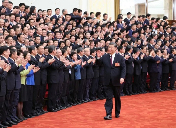 3月13日下午，习近平等党和国家领导人在人民大会堂会见出席十四届全国人大一次会议的全体代表，同他们合影留念。这是习近平向代表挥手致意。（图片来源：新华社）.jpg