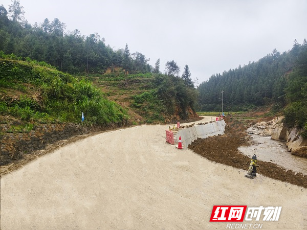 12.5公里烂道变坦途 湖南建投为受灾村民“抢”通团圆路