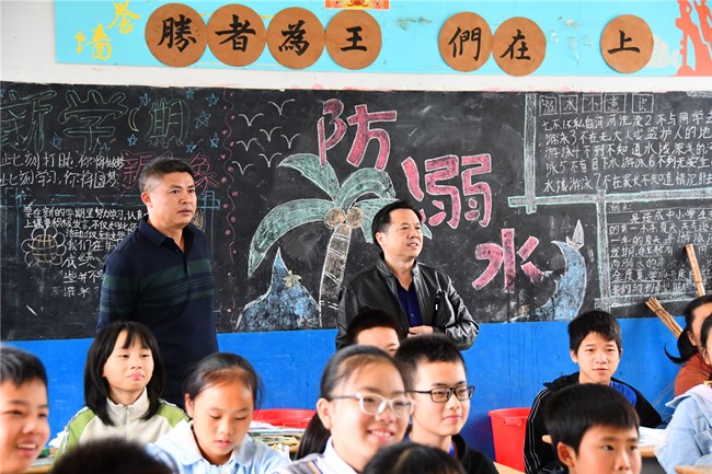 督查初中开学准备工作.JPG