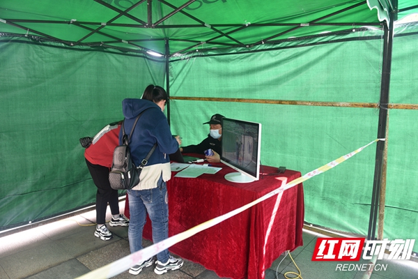 岳阳县第一中学学生有序入学，防疫措施严格。