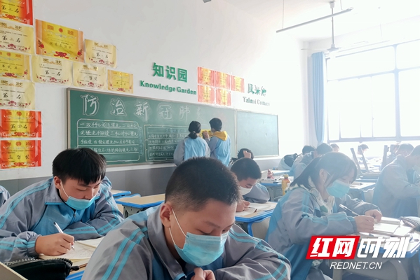 根据岳阳市教体局统一安排部署，为确保学生安全到校，岳阳各所学校严格按照相关要求建立防控体系，加强“三防”建设，严格实行校园封闭式管理，通过错峰入学，错时分餐安排等措施实现疫情有效防控。