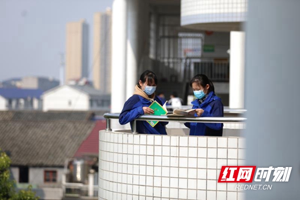 汨罗市第二中学校园响起琅琅的读书声，让沉寂了两个多月的学校重新焕发勃勃生机。