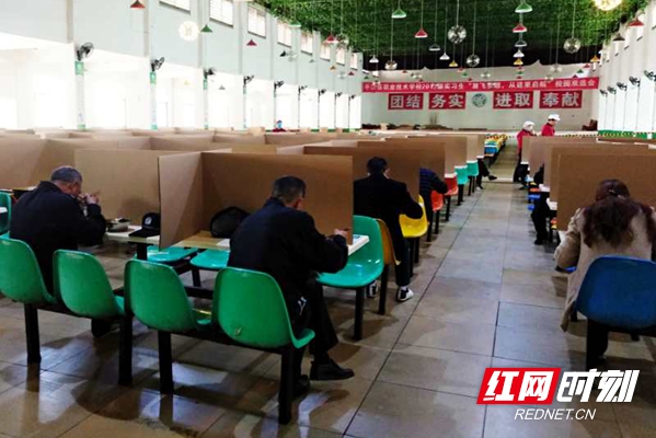 平江职校有序就餐。