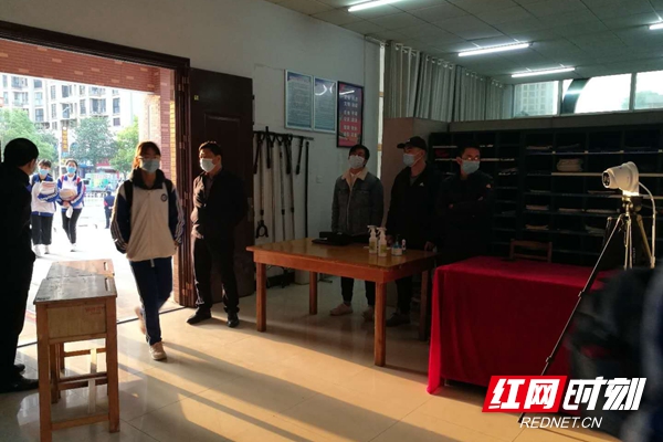 岳阳市第十五中学学生有序入学。