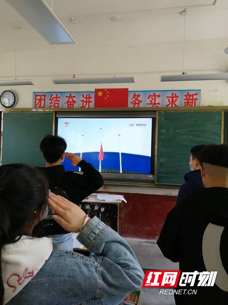 平江县板江中学：特别的升旗仪式。