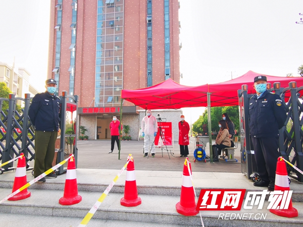 岳阳市弘毅新华中学初三学生复学第一天，学生经过测温、消毒后有序进校。校领导带领教师做好最平凡的坚守，迎接初三学生平安“归来”。