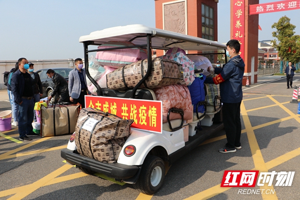 岳阳雅礼实验学校初三年级开学的第一天，老师们将学生的行李放到代步车上，直接送到寝室门口，再由生活老师统一帮忙搬到学生寝室。