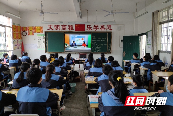 平江县浯口镇浯口中学同学认真观看专题教育课《战“疫”中的成长》。