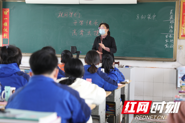 红网时刻岳阳4月7日讯（记者 叶芬）4月7日，岳阳市高三、初三及中职学校三年级学生正式复课开学。复课学校包括51所高中学校，265所初中学校，2.88万名高中学生，5.3万名初中学生重返校园，开始他们在校的新学期。