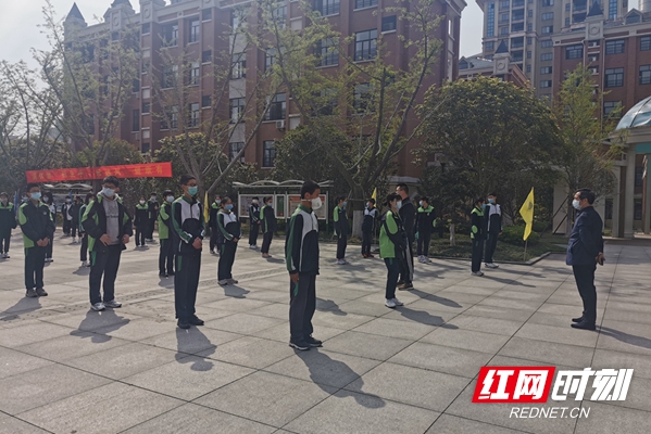 湘一南湖学校课间分区域做操，学生保持一米间距。