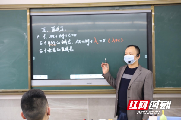 岳阳郡华学校高三学生开始正常复课。
