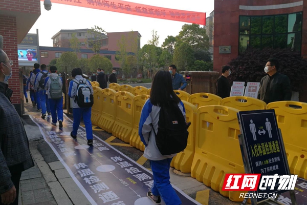 岳阳市外国语学校全面升级校门口的布控和检测。严格要求师生入校必须佩戴口罩、测量体温、保持距离，并在校门口摆放隔离桩栏，确保“第一道”防线的安全有序。