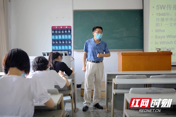 老师课间指导学生做好相关防疫措施。