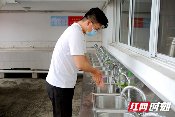 学校在洗手台处配备洗手液，保证清洁消毒工作。