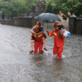 岳阳发暴雨红色预警  路面积水严重 出行请小心!