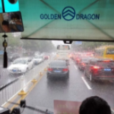 高考马上开考 岳阳一试卷押送车因暴雨被堵在路上 特警出动了