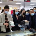 教育整顿·我为群众办实事|岳阳楼公安民警周末办证忙  助力学子圆梦想