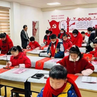 屈原管理区小书法家义卖春联献爱心