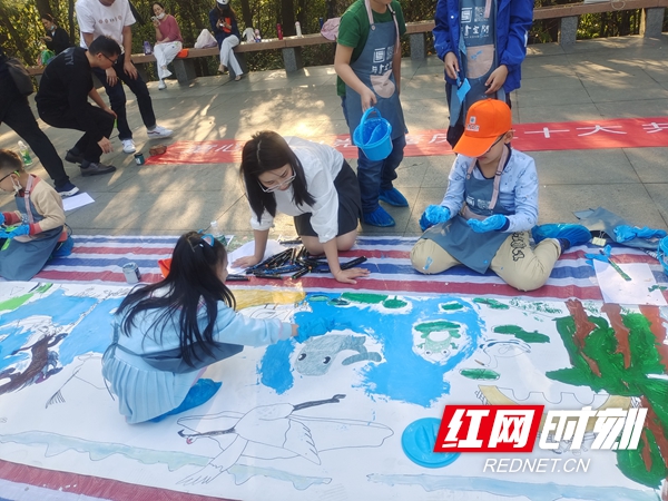 红网时刻岳阳10月15日讯（通讯员 丰婷）让森林走进城市，让城市拥抱森林。今日，岳阳市林业局联合市美术馆在金鹗公园举行“童心永向党 喜庆二十大 共创森林城 绿色岳阳创作现场”主题活动，画卷长达20米，由全市50余名小画家共同绘制完成，呈现岳阳市名画、大湖、古城、新港、森林、湿地、精灵、梦想八大主题，届时画卷将在“林长制在岳阳-喜庆二十大 共创森林城”主题活动展览中惊艳亮相。